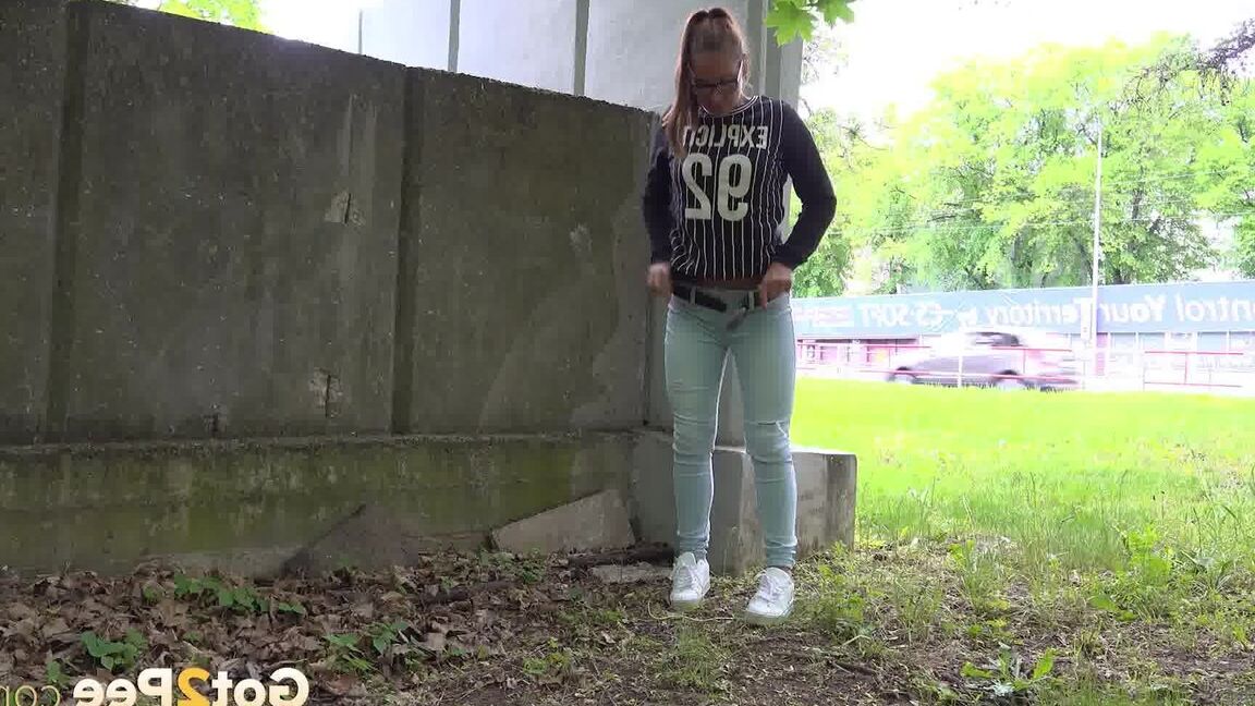 15P Naomi Benet puxa jeans e faz xixi em público
