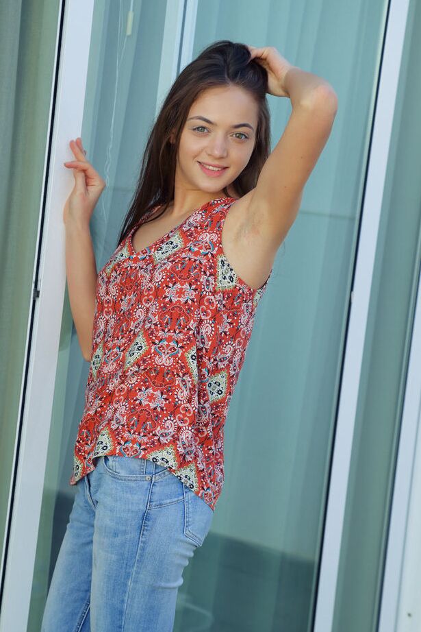 16P A doce jovem Angely Grace fica completamente nua em uma cadeira do pátio