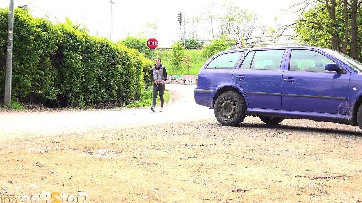 15P 白人少女ララ・フォックスが車の後ろで緊急小便をするためにしゃがむ