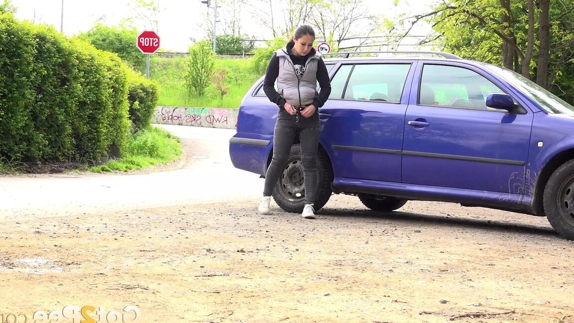 15P 白人少女ララ・フォックスが車の後ろで緊急小便をするためにしゃがむ