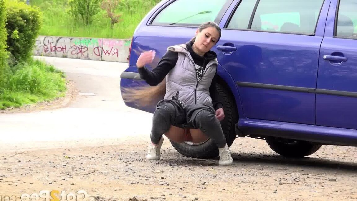 15P 白人少女ララ・フォックスが車の後ろで緊急小便をするためにしゃがむ