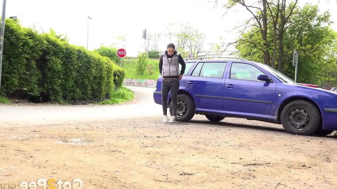 15P 白人少女ララ・フォックスが車の後ろで緊急小便をするためにしゃがむ