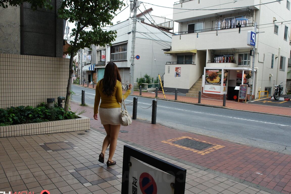 15P La japonaise Akari Niiyama se masturbe sur un canapé avant un rapport sexuel sur le thème du gonzo