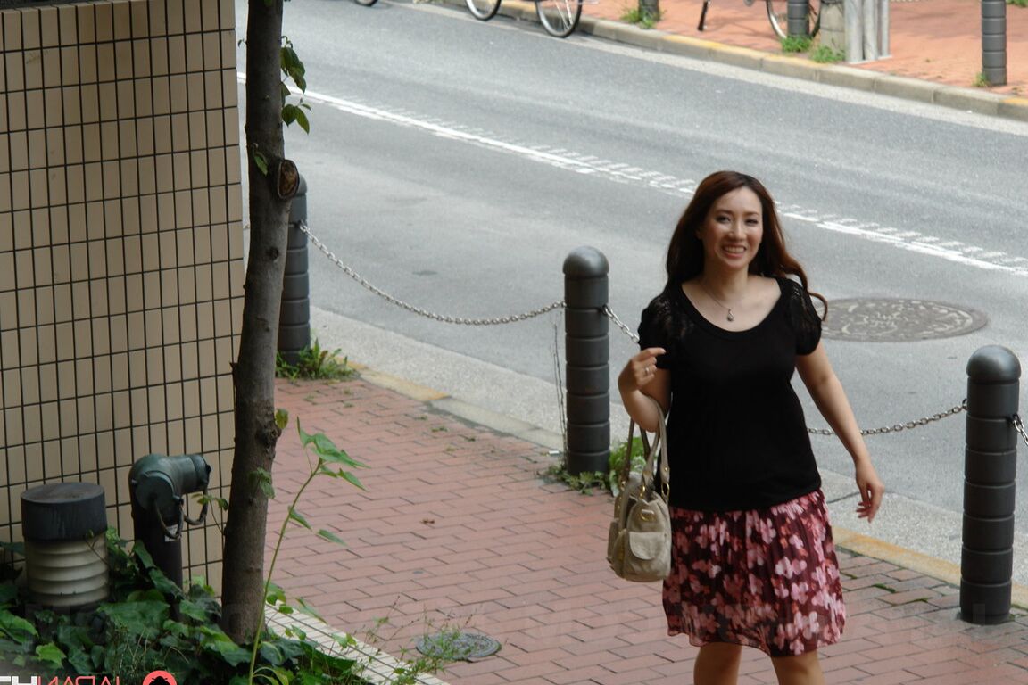 15P La japonaise Akari Niiyama se masturbe sur un canapé avant un rapport sexuel sur le thème du gonzo