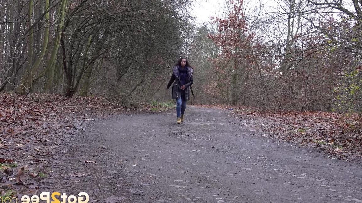 15P Esperansa s'accroupit et fait pipi sur une route de campagne