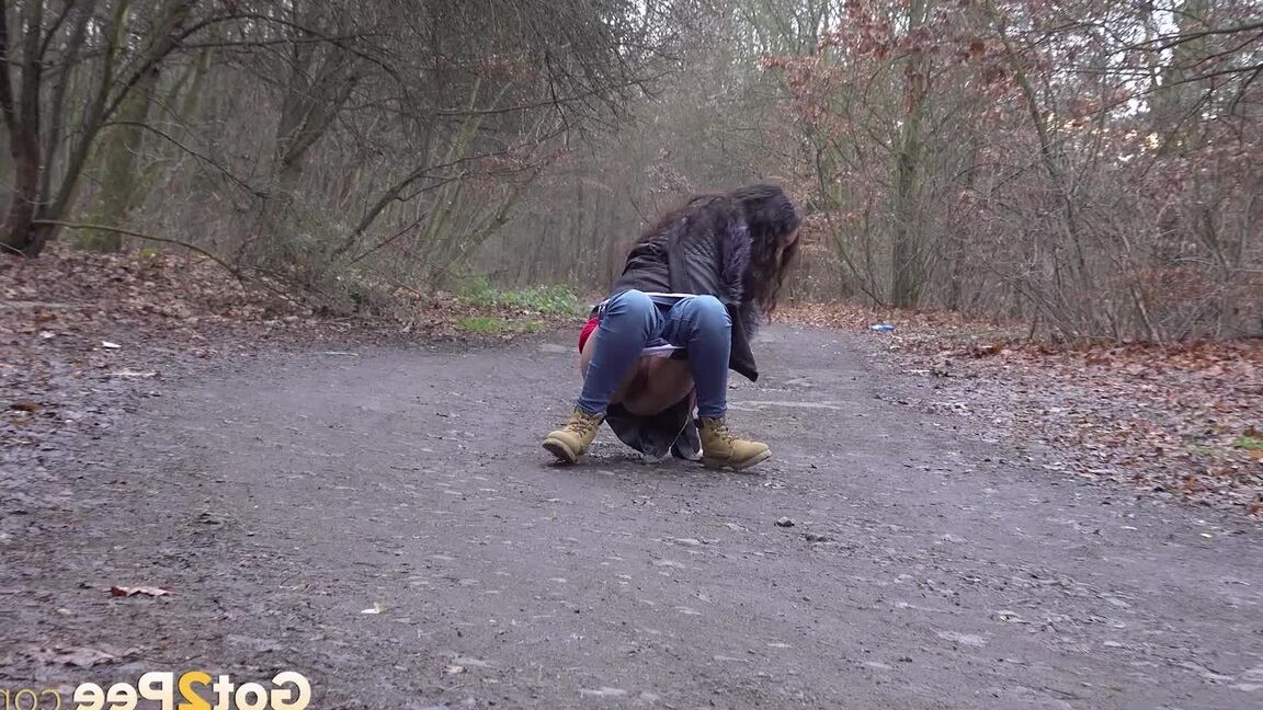 15P Esperansa s'accroupit et fait pipi sur une route de campagne