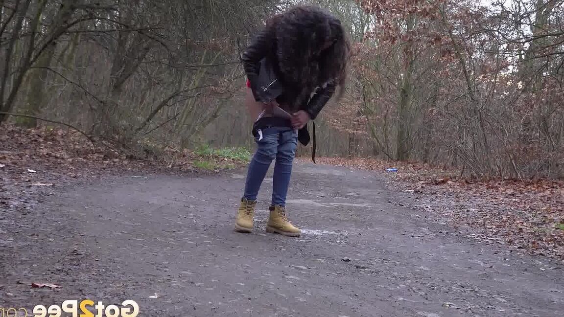 15P Esperansa s'accroupit et fait pipi sur une route de campagne