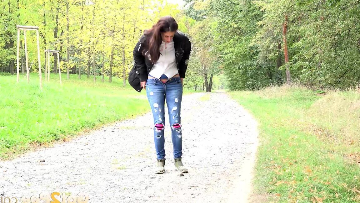 15P Ali Bordeaux watches her piss streams flowing