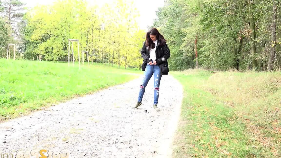 15P Ali Bordeaux watches her piss streams flowing