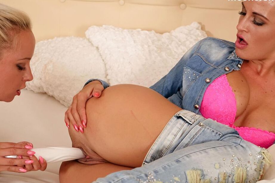 16P Difas vestidas abaixam os jeans e levantam as saias para dar prazer às suas bucetas