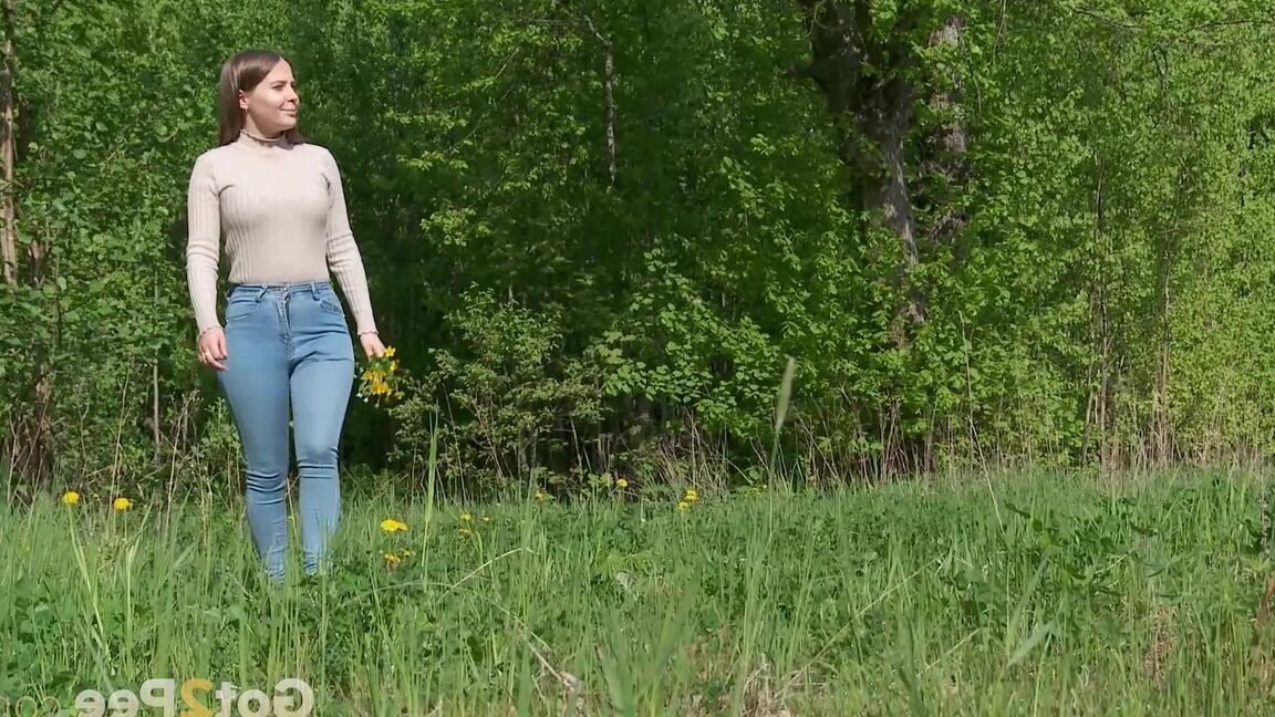 15P Garota solo Nastya puxa jeans apertados para fazer xixi em um bloco velho em um campo