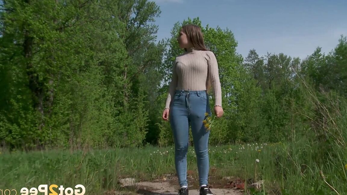 15P Garota solo Nastya puxa jeans apertados para fazer xixi em um bloco velho em um campo
