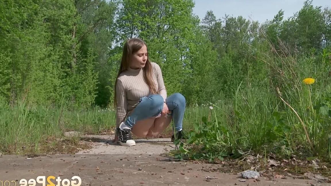15P Garota solo Nastya puxa jeans apertados para fazer xixi em um bloco velho em um campo