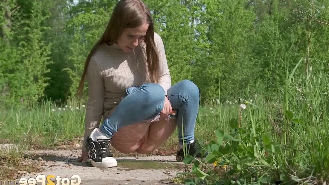15P Garota solo Nastya puxa jeans apertados para fazer xixi em um bloco velho em um campo