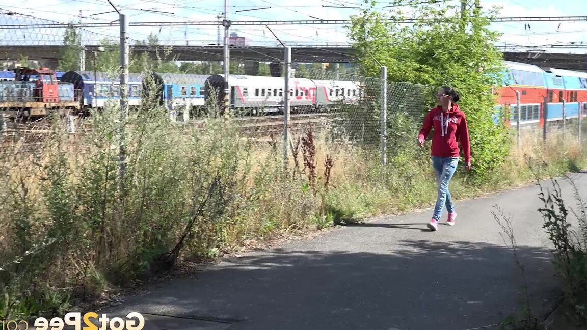 15P ブルネットのひよこルーは、歩道で緊急のおしっこをするためにジーンズを下ろします