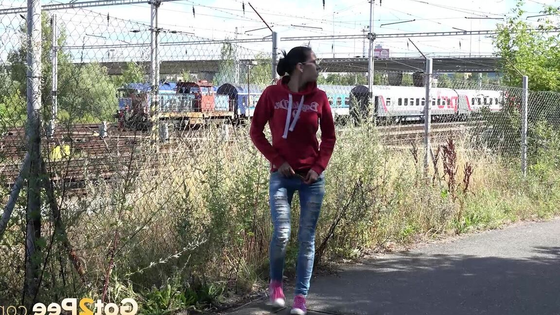 15P ブルネットのひよこルーは、歩道で緊急のおしっこをするためにジーンズを下ろします