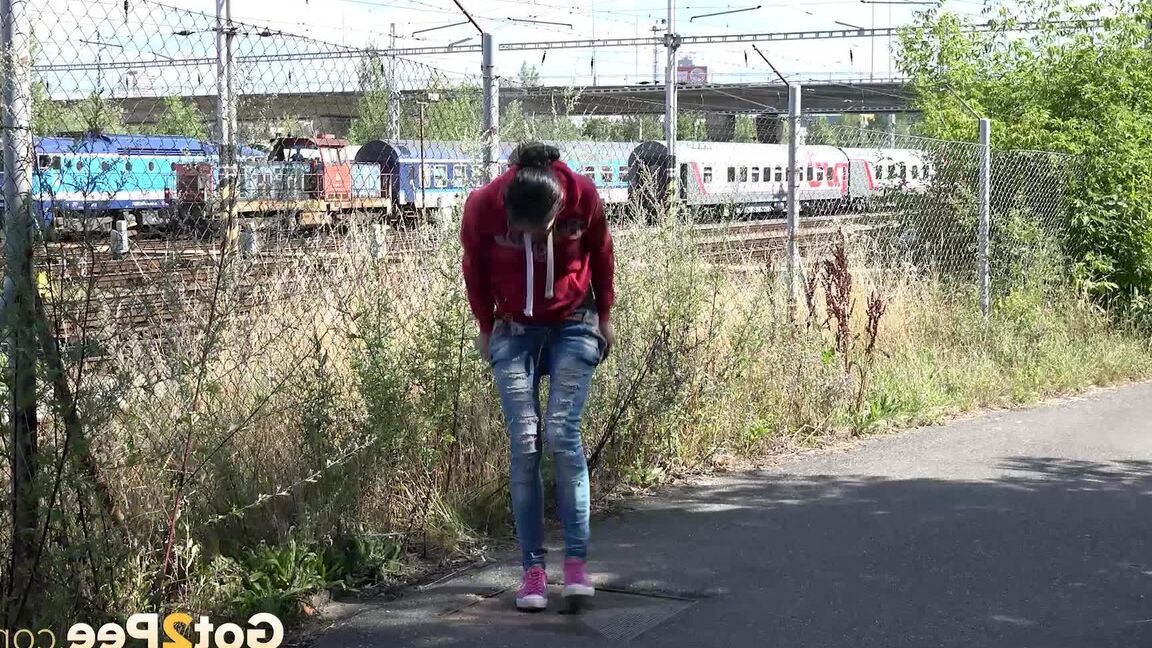 15P ブルネットのひよこルーは、歩道で緊急のおしっこをするためにジーンズを下ろします