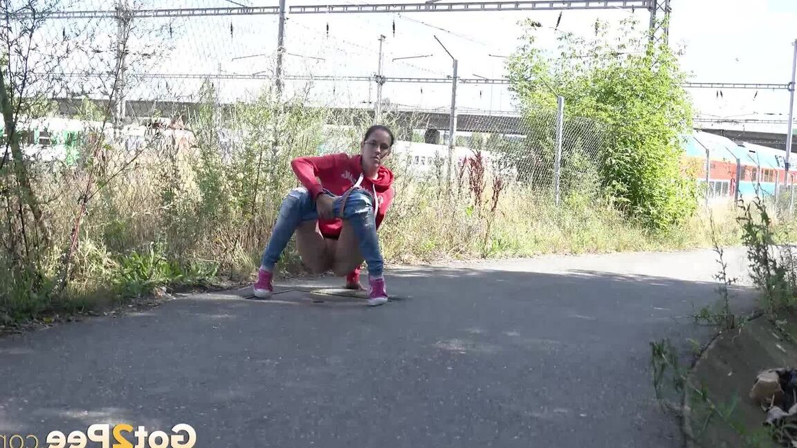 15P ブルネットのひよこルーは、歩道で緊急のおしっこをするためにジーンズを下ろします
