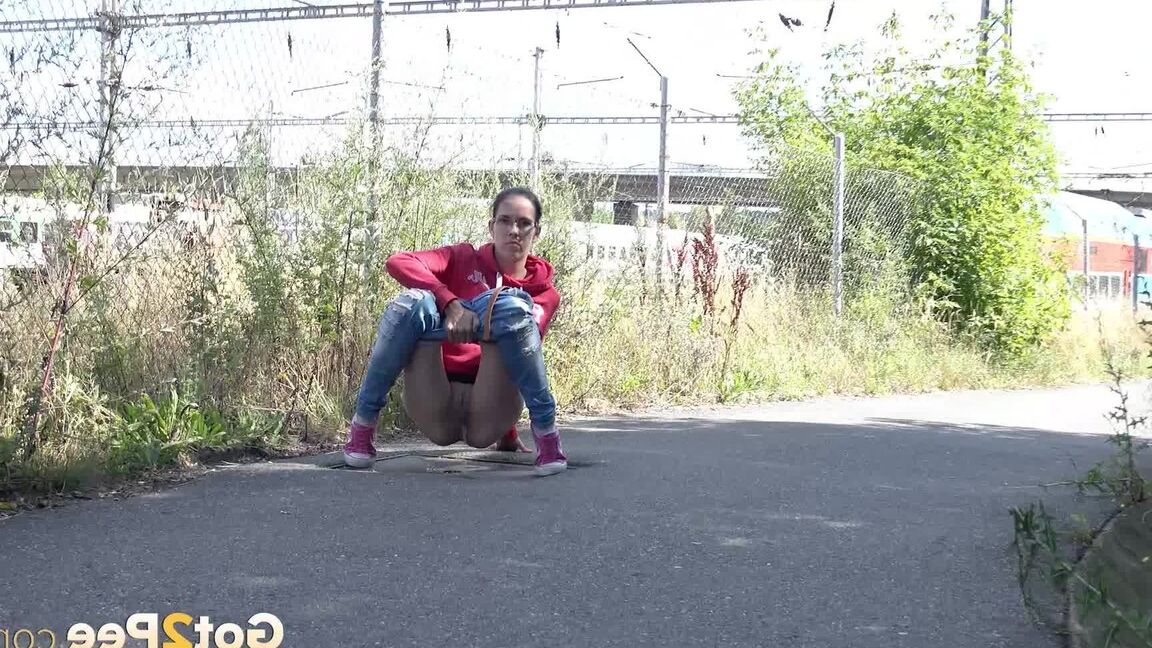 15P ブルネットのひよこルーは、歩道で緊急のおしっこをするためにジーンズを下ろします
