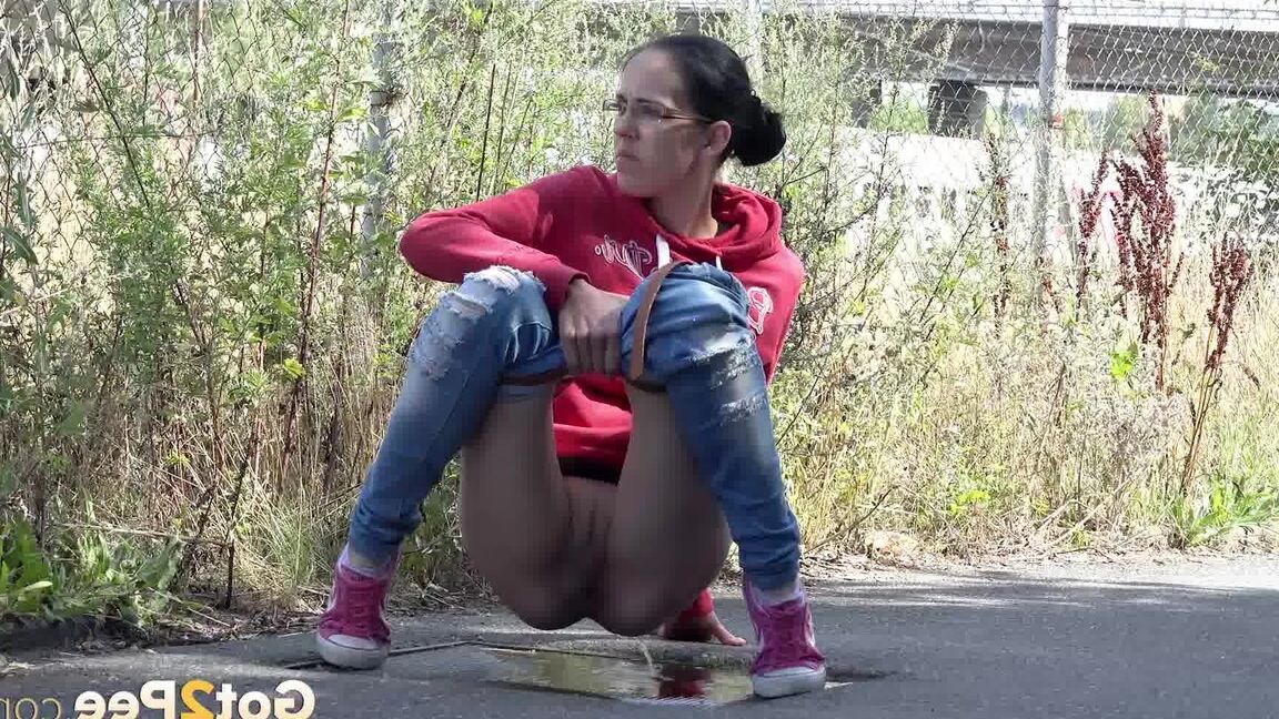 15P ブルネットのひよこルーは、歩道で緊急のおしっこをするためにジーンズを下ろします