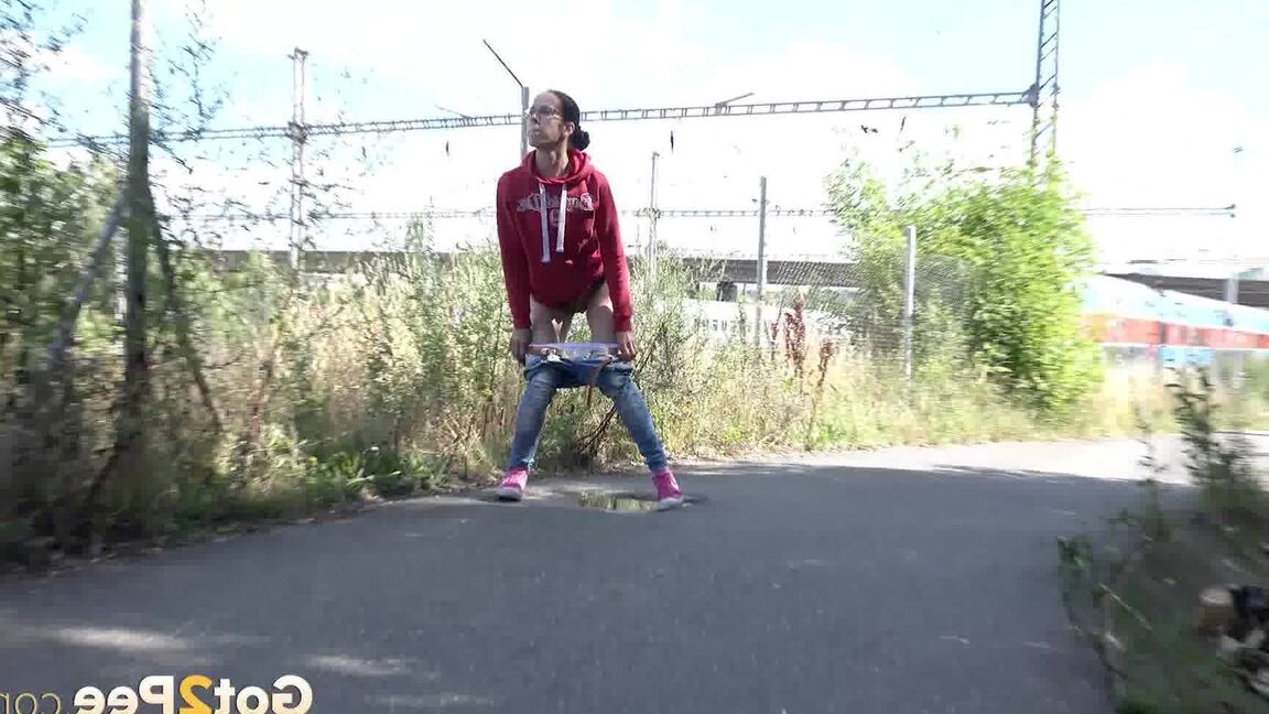 15P ブルネットのひよこルーは、歩道で緊急のおしっこをするためにジーンズを下ろします