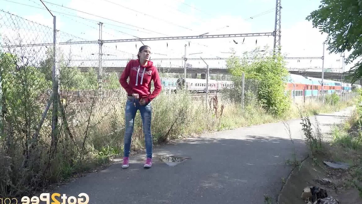 15P ブルネットのひよこルーは、歩道で緊急のおしっこをするためにジーンズを下ろします