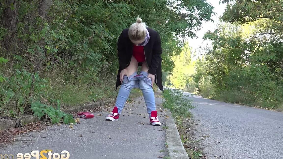 15P かわいいブロンドのディ・デヴィがジーンズを下ろして公共の歩道でおしっこをする