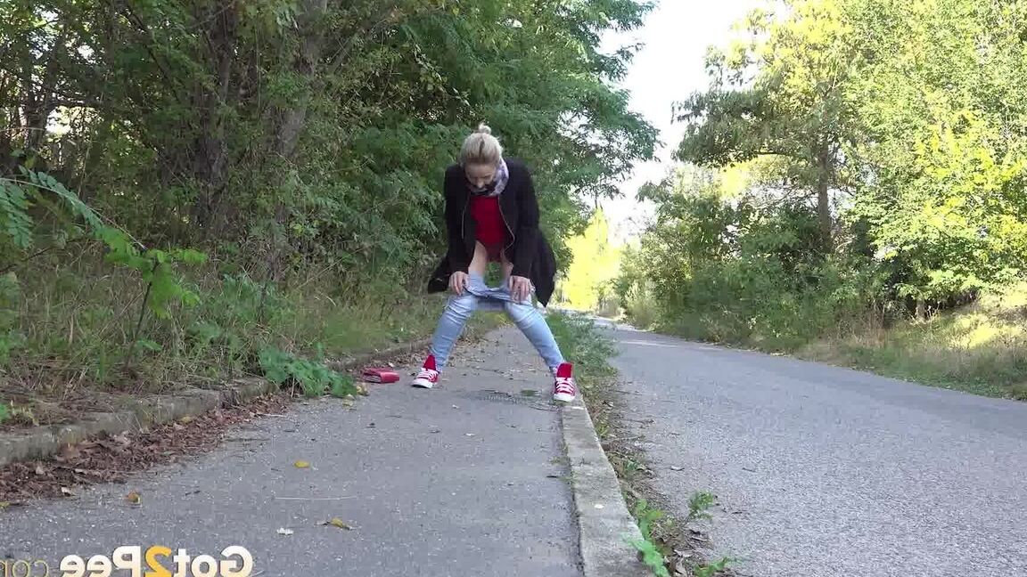 15P かわいいブロンドのディ・デヴィがジーンズを下ろして公共の歩道でおしっこをする