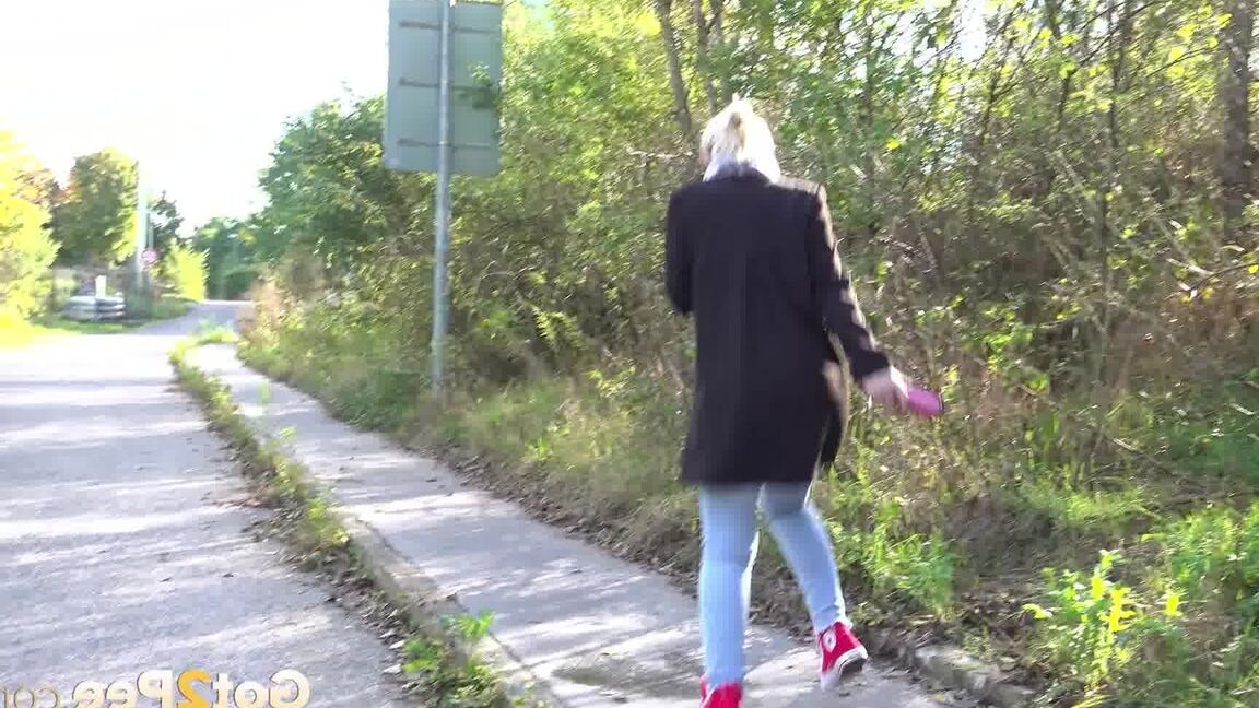 15P かわいいブロンドのディ・デヴィがジーンズを下ろして公共の歩道でおしっこをする