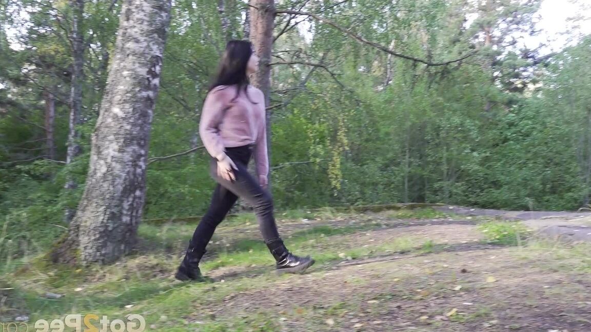 15P 黒髪の女の子が黒のジーンズを下ろして銀行の上で小便をする