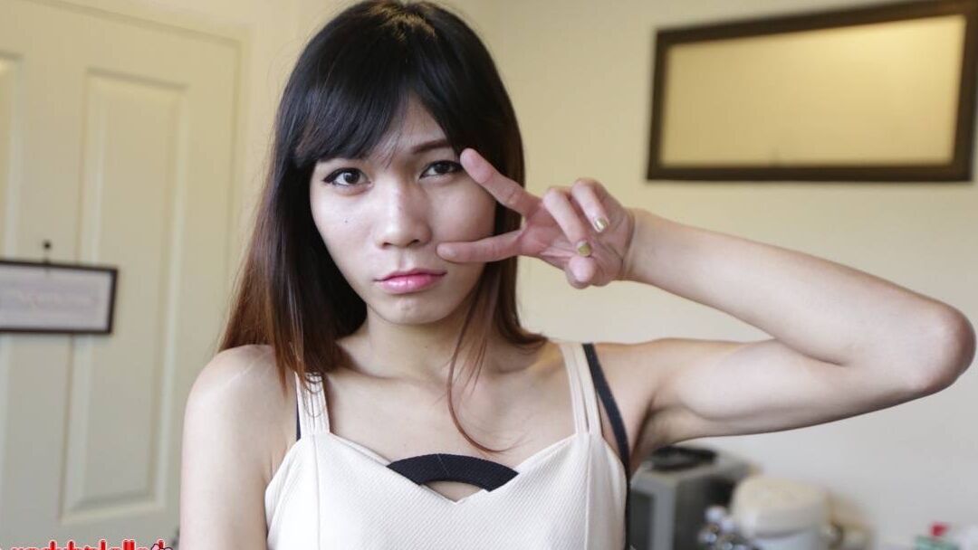 12P Ladyboy tailandesa de pecho plano no puede tener suficiente polla blanca