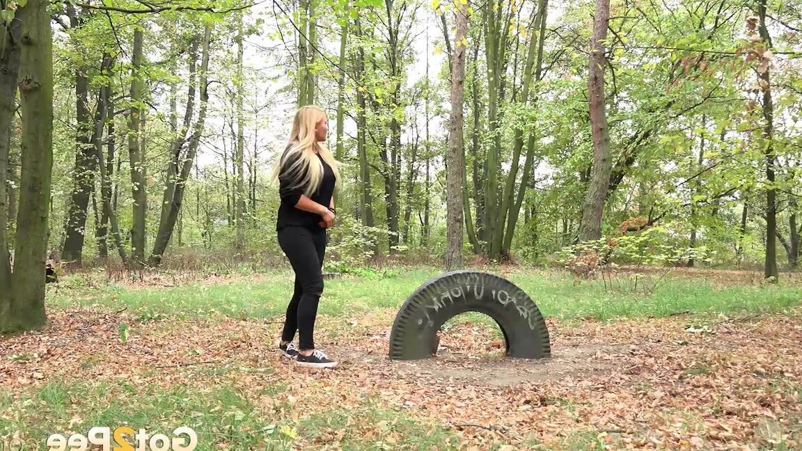 15P Linda rubia disfruta de una larga meada al aire libre