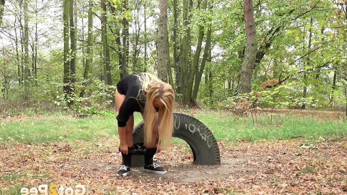 15P Linda rubia disfruta de una larga meada al aire libre