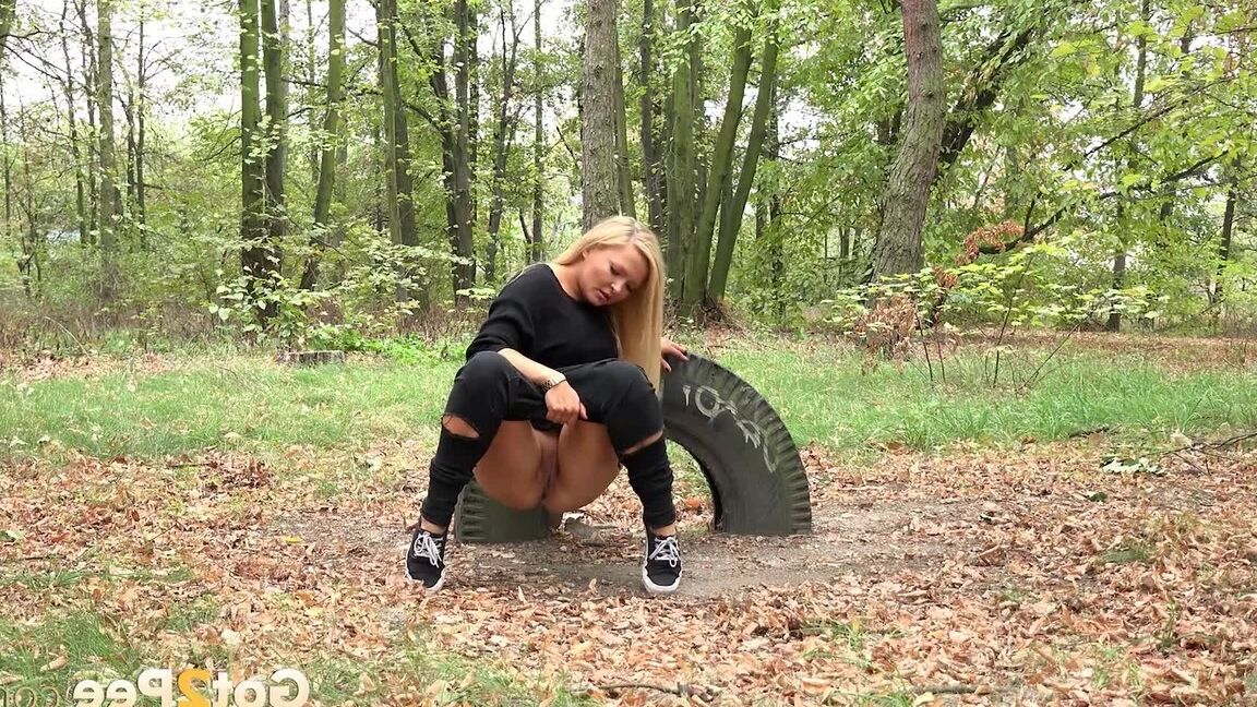 15P Linda rubia disfruta de una larga meada al aire libre