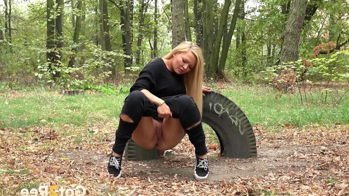 15P Linda rubia disfruta de una larga meada al aire libre