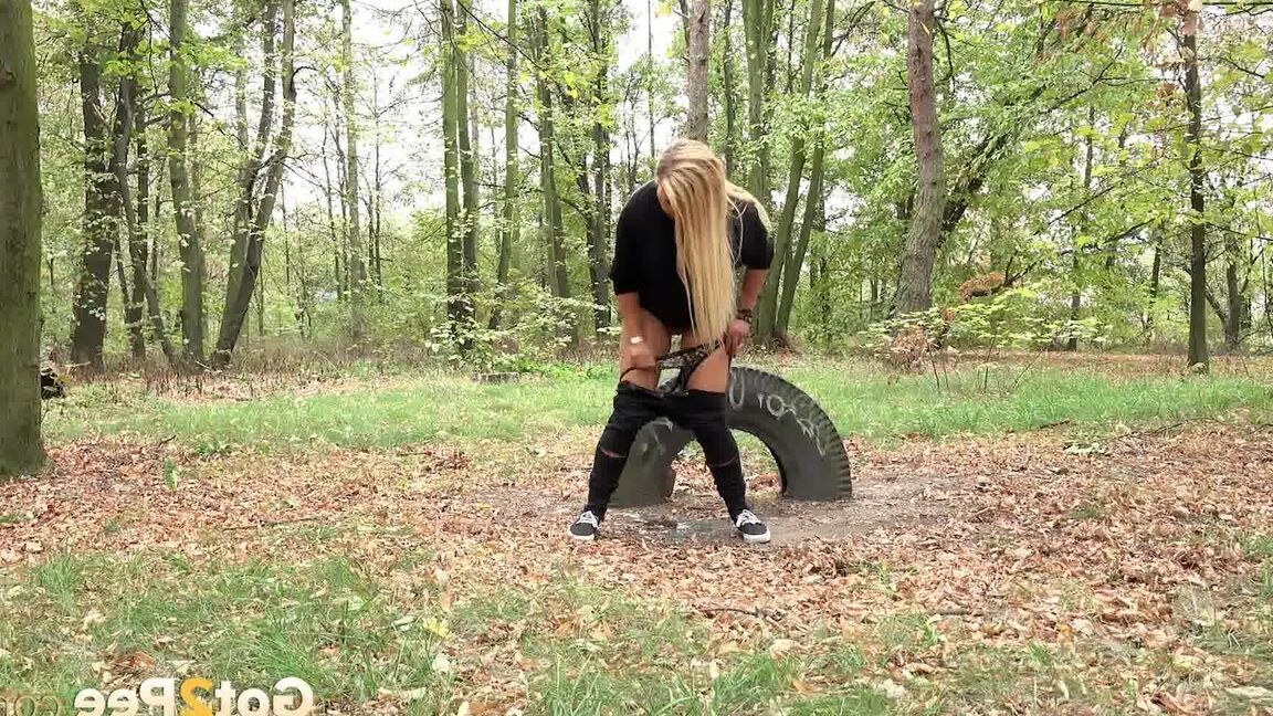 15P Linda rubia disfruta de una larga meada al aire libre