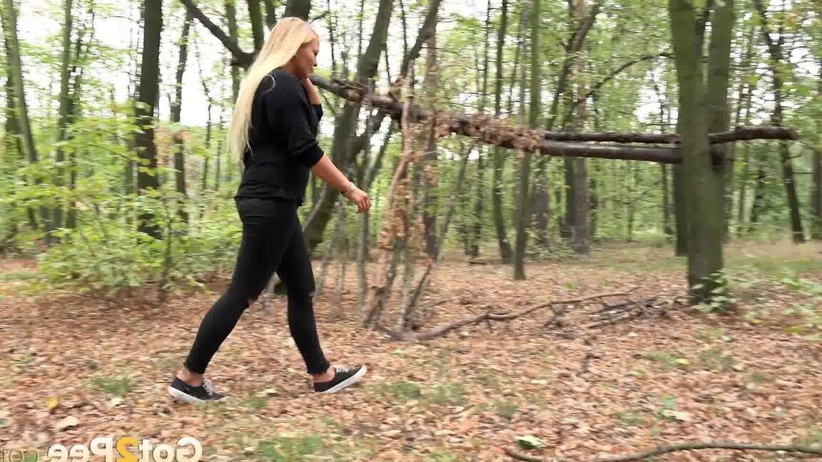 15P Linda rubia disfruta de una larga meada al aire libre