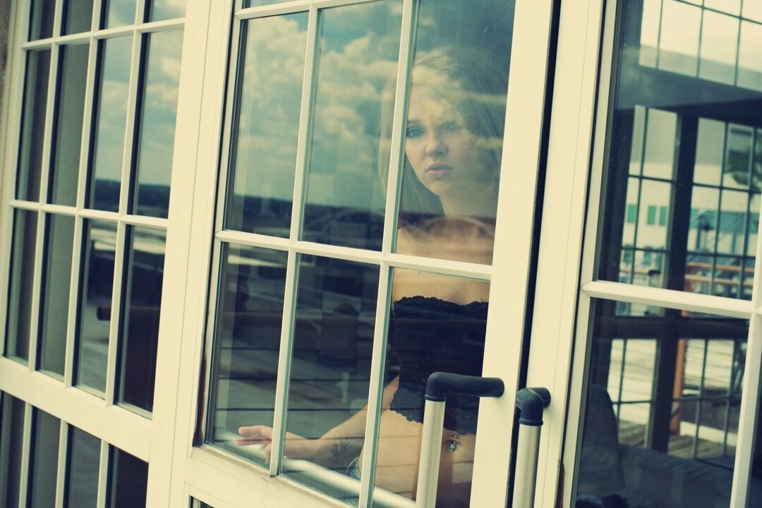 15P Melody attend à la vitrine que quelqu'un l'achète