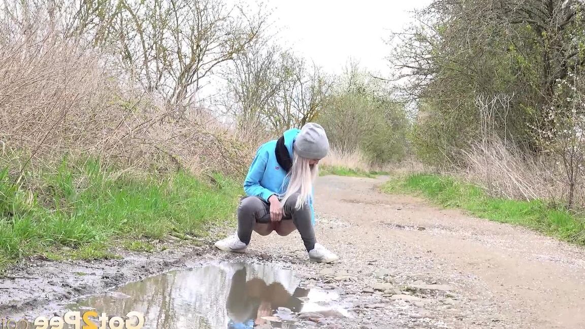 15P 田舎の未舗装の道路の水たまりでおしっこをするブロンドの女の子ミスティカ