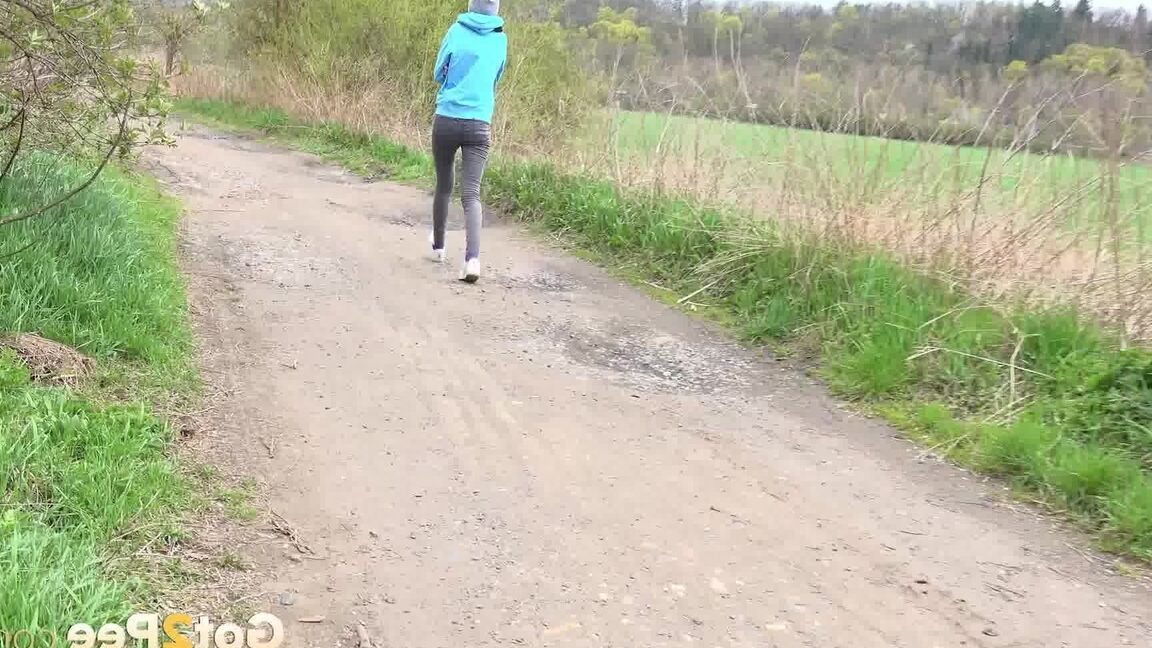 15P 田舎の未舗装の道路の水たまりでおしっこをするブロンドの女の子ミスティカ