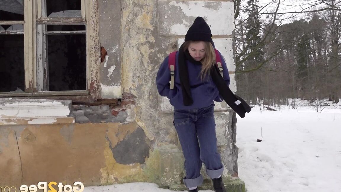 15P Linda rubia tiembla mientras orina sobre la nieve