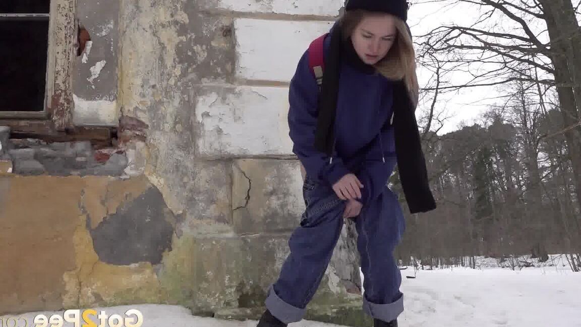 15P Linda rubia tiembla mientras orina sobre la nieve