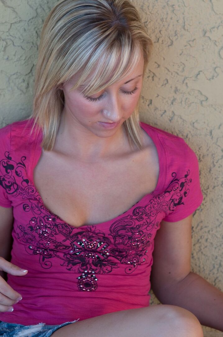 16P Kelly sits down outside to play with her pussy