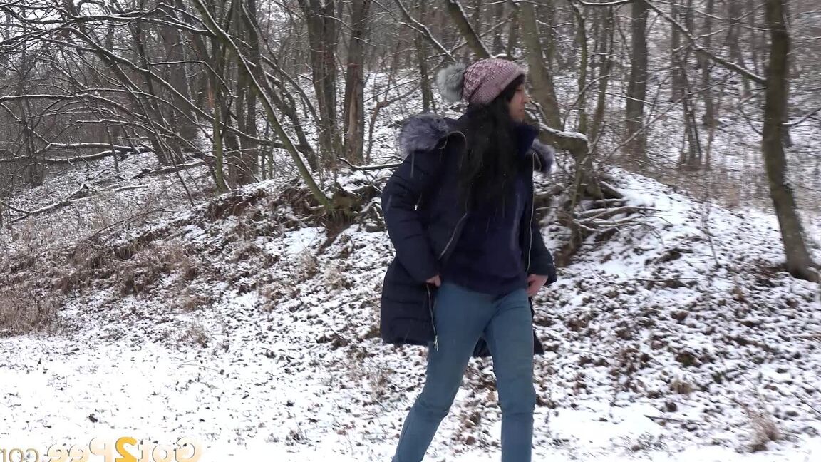 15P Hübsches Eurobabe pinkelt draußen über den Schnee