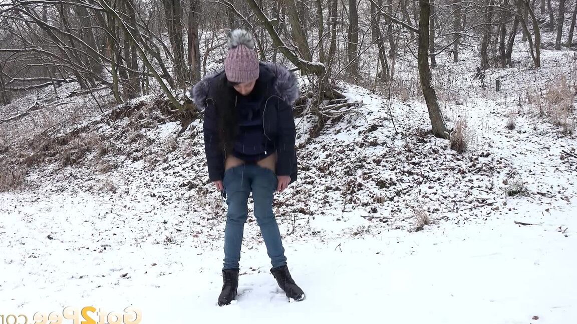 15P Hübsches Eurobabe pinkelt draußen über den Schnee