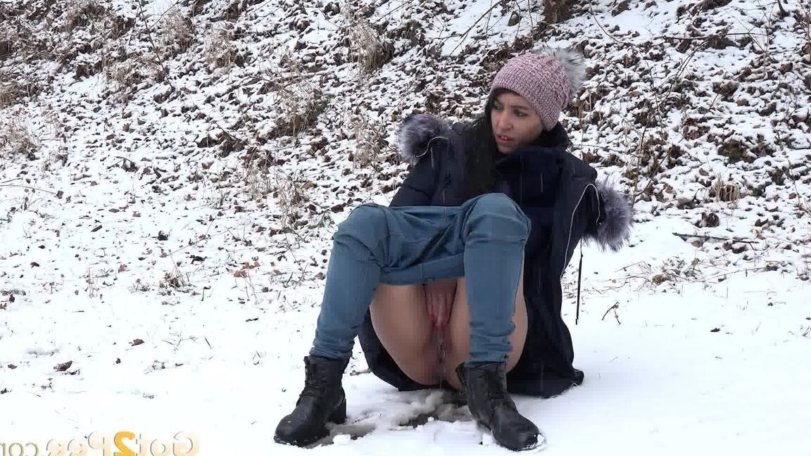 15P Hübsches Eurobabe pinkelt draußen über den Schnee