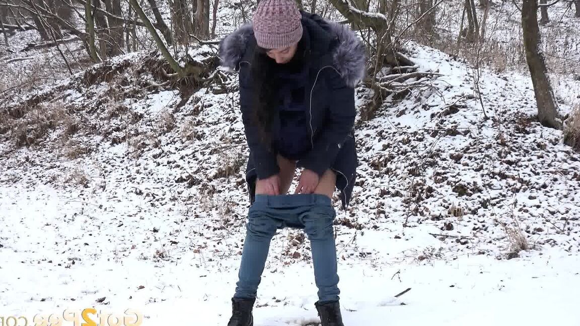 15P Hübsches Eurobabe pinkelt draußen über den Schnee