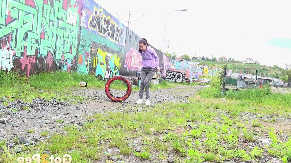 15P ソロ少女ミスティカがジーンズを下ろして砂利道で小便をする