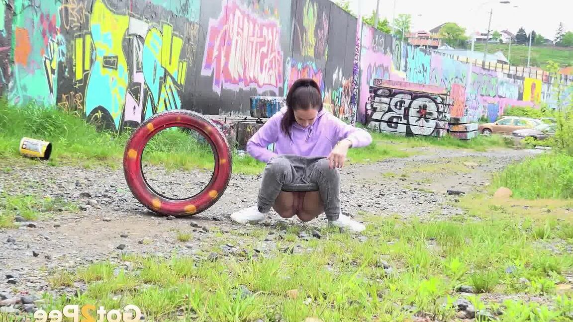 15P ソロ少女ミスティカがジーンズを下ろして砂利道で小便をする