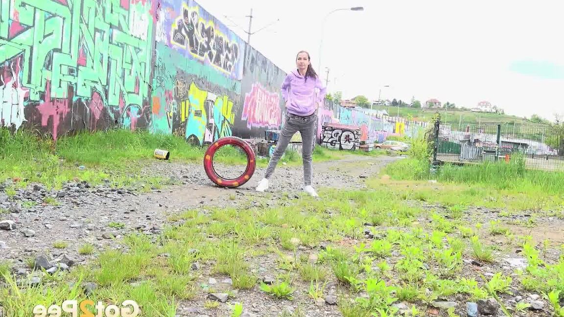 15P ソロ少女ミスティカがジーンズを下ろして砂利道で小便をする